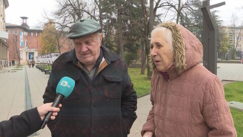 „Само за трапезата ще си вземем“: Започна изплащането на пенсиите и коледните добавки