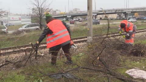 След трагедията във Враца със загинал 16-годишен ученик: Започна почистване около жп линията
