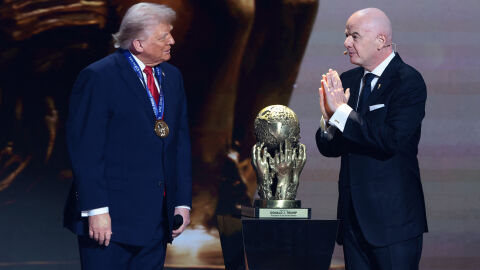 Доналд Тръмп получи Наградата за мир… на ФИФА (СНИМКИ)