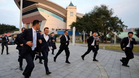 Макрон взриви социалните мрежи: За къде тича френският президент?