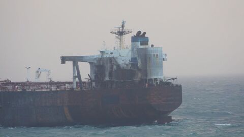 Властите чакат по-добри метеорологични условия, за да евакуират екипажа на танкера „Кайрос“ 