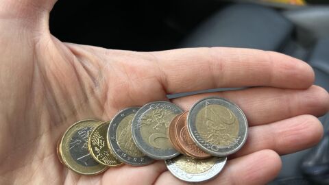 Защо жители на малки населени места не могат да си купят от пакетите с евромонети на БНБ?