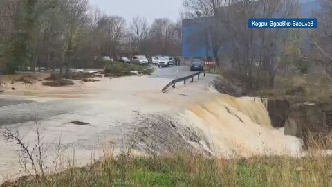 „Реката започна да носи контейнери, казани и стана нещо страшно“: Тревога в Бургаско (ОБЗОР)