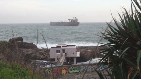Два влекача са в готовност да изтеглят и да се види какво превозва