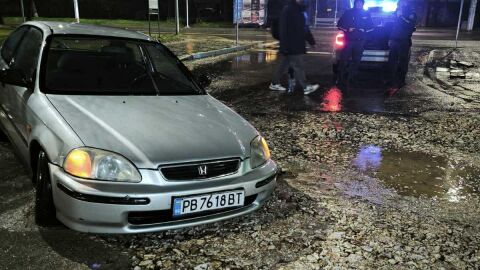 Автомобил пропадна в отворила се дупка на улица в Пловдив (СНИМКИ)