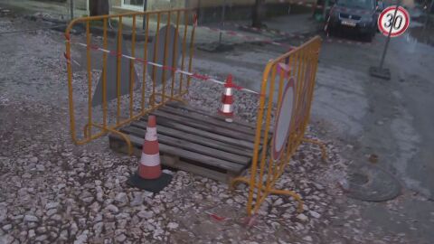 Автомобил пропадна в огромна дупка в Пловдив: Жители негодуват срещу трета година ремонт