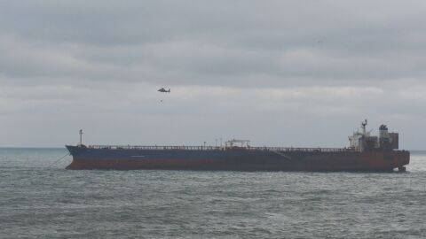 Блокираният танкер „Кайрос“: Спасиха още четирима моряци, на борда остават трима