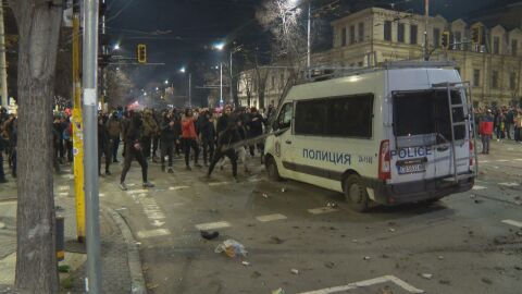 Арестуваните за агресия на масовия протест от 1 декември остават зад решетките