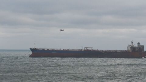 Танкерът „Кайрос“ остава блокиран край Ахтопол, бурното море не позволява да бъде преместен