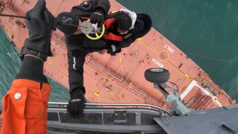 Снимка: Зрелищна спасителна акция на танкера: Операция на границата на мерките за безопасност (ВИДЕО)