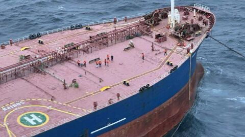 Шести ден край Ахтопол: Инспектират състоянието на танкера „Кайрос“