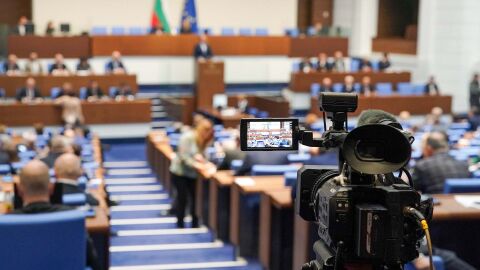 Обрат след обрат: Депутатите едновременно разглеждат редовен бюджет и удължителен закон