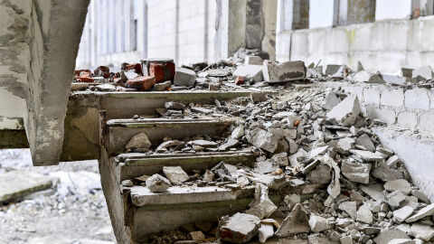 19 души загинаха под руините на две едновременно срутили се сгради 