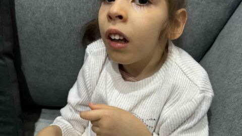 Заради лекарска грешка по време на раждането момиченце е с ДЦП и епилепсия, семейството моли за помощ