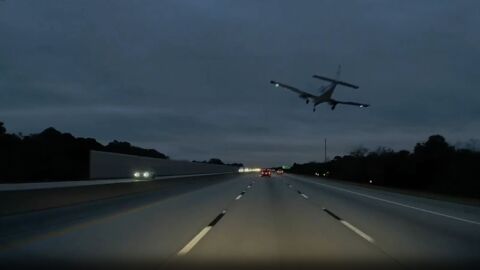Самолет кацна върху кола, движеща се на магистрала във Флорида (ВИДЕО)