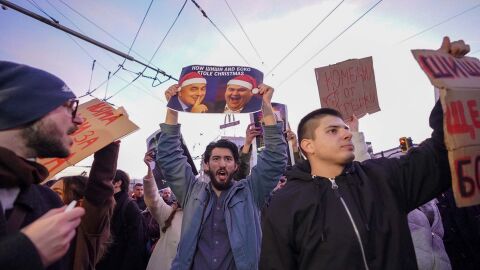 Студентско протестно шествие: Младежите се присъединяват към протеста в „Триъгълника на властта“