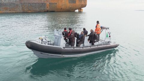 Инспекцията на блокирания танкер „Кайрос“: Моряците на борда са сменени с евакуираните по-рано