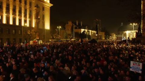 НА ЖИВО: Протестите срещу властта. Хиляди се събраха на площад „Независимост“
