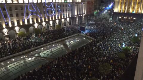 Снимка: НА ЖИВО: Хиляди се събраха на площад „Независимост“. Организаторите обявиха край на протеста в София