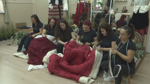 С песен на уста и ножица в ръка: Жени от Добрич сами шият носиите на детска фолклорна група