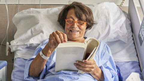 Какво е „библиотерапия“ и как престоят в болница у нас може да бъде по-приятен?