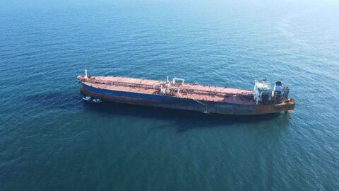 След седмица блокада край Ахтопол: Танкерът „Кайрос“ е изтеглен и закотвен в Бургаския залив