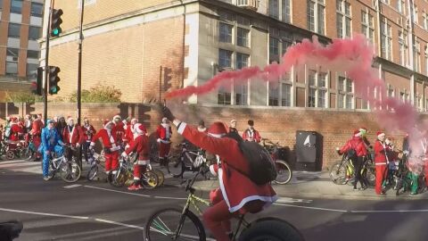 Инвазия от Дядо Коледовци в Лондон