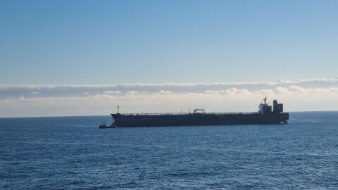 Танкерът „Кайрос“ е обезопасен, операцията по изтеглянето му е планирана за утре