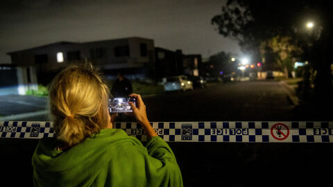 &quot;Той спаси безброй животи&quot;: Случаен минувач обезврежда един от стрелците на плажа в Австралия (ВИДЕО)