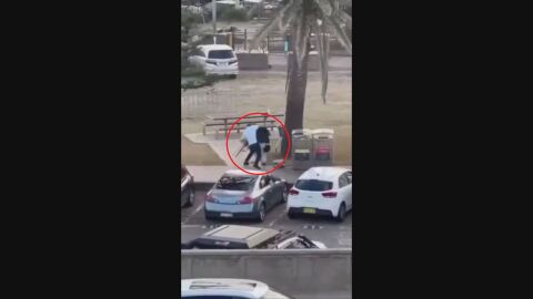 "Той спаси безброй животи": Случаен минувач обезврежда един от стрелците на плажа в Сидни (ВИДЕО)