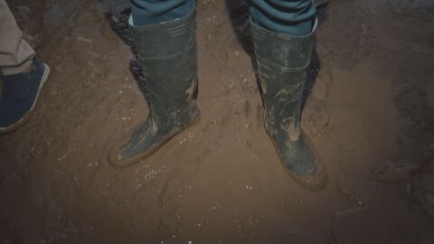 Улица в кв. „Витоша“ е потънала в кал: От общината заговориха за дупка в закона