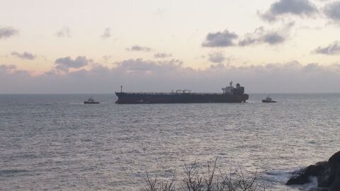 Продължава операцията по изтеглянето на заседналия танкер „Кайрос“ край Ахтопол