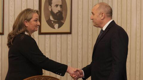 „Ние сега разговаряме с президента или с конкурента&quot;: Сачева сама представи ГЕРБ при Радев. Той: Мъжете се крият зад жени