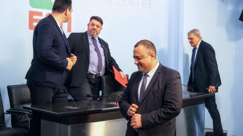 Изпълнителното бюро на БСП подава оставка, без председателя Атанас Зафиров