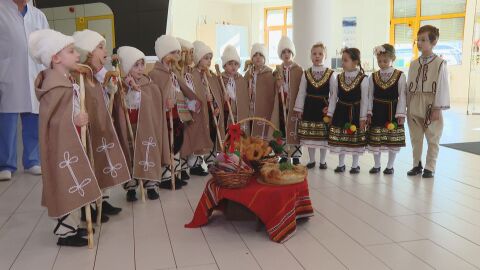 Малки коледари зарадваха пациенти и медици с картички и песни в столична болница
