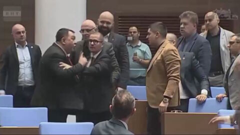 Юмручен бой в пленарната зала (ВИДЕО)