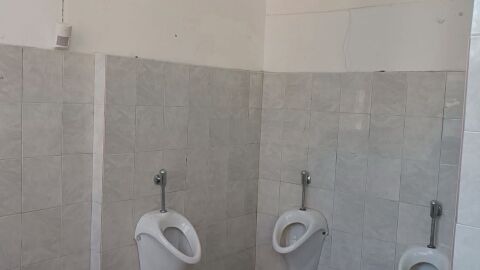 Нови сигнали: Ученици показват още снимки на скрити камери в тоалетните в 138-о училище