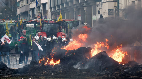 Фермери от целия ЕС протестираха в Брюксел, имаше сблъсъци с полицията (СНИМКИ и ВИДЕО)