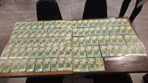 Трима арестувани в София при опит да пласират над 10 000 фалшиви евро (СНИМКИ)