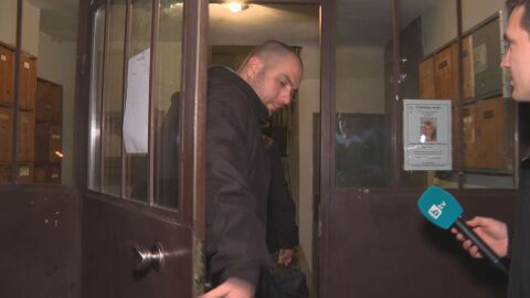 Съседи на директора на 138. училище са готови да го бранят, освобождаването му -  повод за политически пререкания