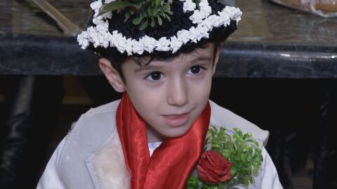 От невръстна детска възраст до старини: Къде коледарите танцуват със саби и с шпори?