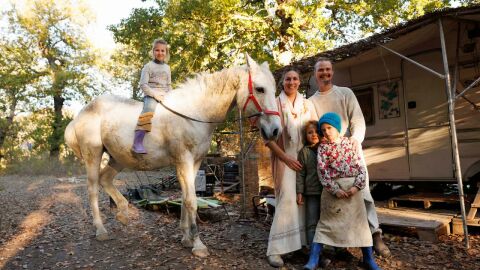 Съд отне децата на двойка, живееща в гората без ток и течаща вода в Италия 