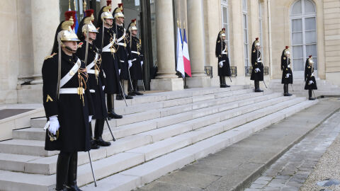 Трима отиват на съд за откраднатите сребърни прибори и сервизи от Елисейския дворец