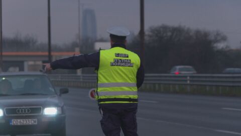 Интензивен трафик: Близо 100 хил. автомобила напускат София за Коледа