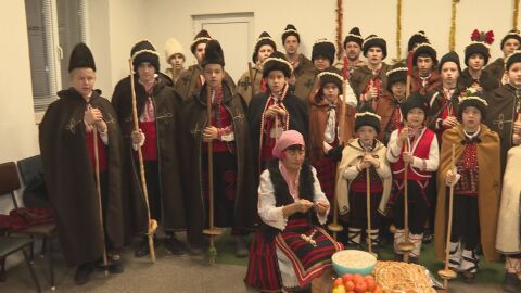 С песни за здраве и берекет: Защо във Врачанско коледарите тръгват по домовете от сутринта?