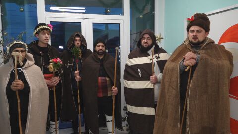 Коледарите ни пожелават „Честита Коледа“ - но не съобщение, а от врата на врата и с песен