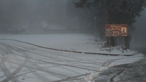 АПИ: Снежни и хлъзгави пътища затрудняват движението в почти цялата страна