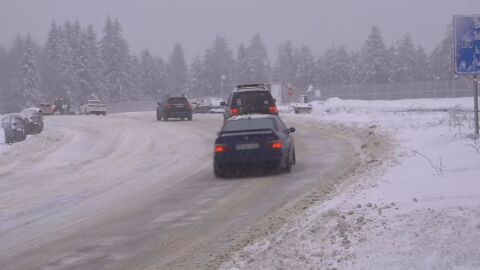 Сняг, студ и ограничения по проходите: Зимната обстановка остава усложнена