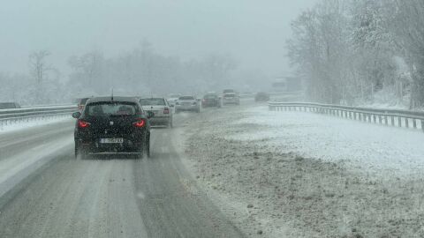 АПИ: Шофьорите да тръгват с автомобили, готови за зимни условия. В Северна България и планините дъждът ще преминава в сняг