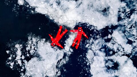 До минус 40 градуса по Целзий: Фигури в червени костюми се носят сред ледове - какво правят? (СНИМКИ)